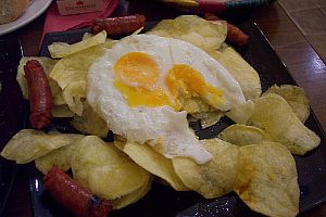 Huevos rotos con chistorra y patatas