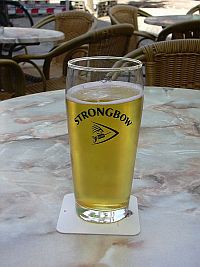 glass of Strongbow cider